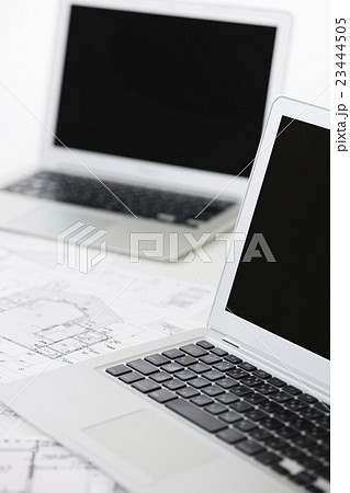不動産 建設 会議 ミーティング 打ち合わせ パソコン 建築 ビジネス オフィス 不動産 建設 会議 ミーティング 打ち合わせ パソコン 建築 ビジネス オフィス 23444505