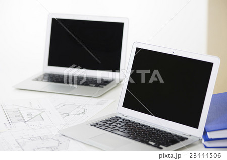 不動産　建設　会議　ミーティング　打ち合わせ　パソコン　建築　ビジネス　オフィス　 23444506