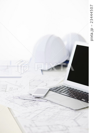 不動産　建設　建築　パソコン　スマートフォン　ビジネス　オフィス　 23444507