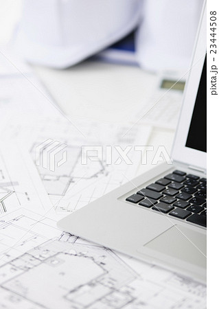 不動産　建設　建築　パソコン　ビジネス　オフィス　 23444508