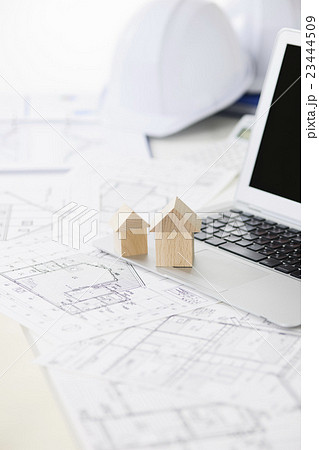 不動産　建設　パソコン　建築　ビジネス　オフィス　 23444509