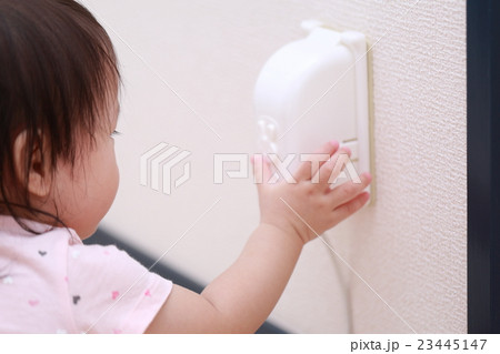 コンセントカバー (赤ちゃん ベビー 乳児 女の子 1才 1歳 コンセントガード イタズラ防止 白) 23445147