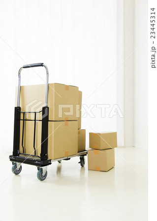 運輸　流通　運輸業　流通業　運搬　配達　運送　引越し　ダンボール　宅配便　宅配　宅急便　出荷　 23445314