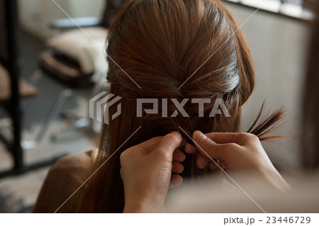美容室でヘアセットしている20代女性 23446729