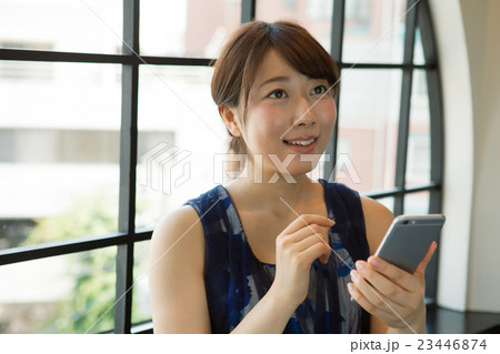 待ち合わせしている綺麗な女性 23446874