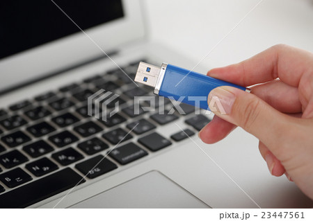 USBメモリーとパソコン 23447561