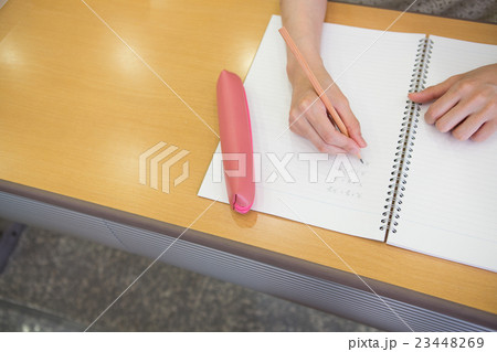 ノートを取る 23448269