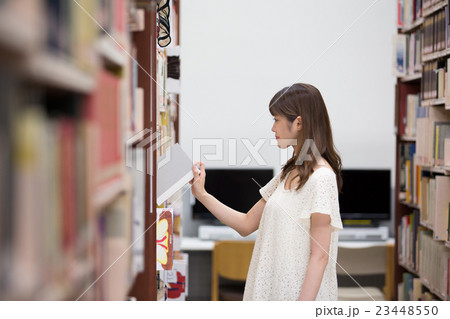 図書館・本を探す女性 23448550