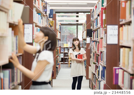 図書館・本を探す女性 23448556