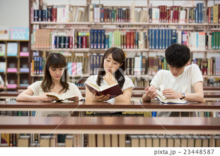 図書館・仲間と調べもの 図書館・仲間と調べもの 23448587