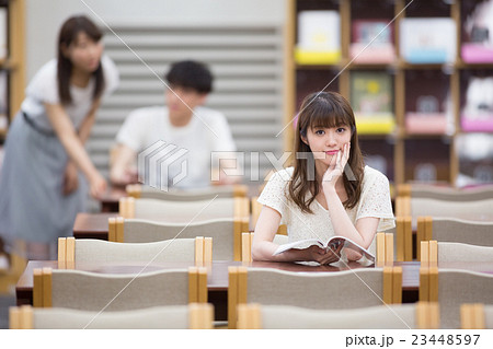 図書館で勉強 23448597