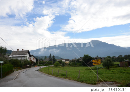 ヨーロッパの田舎道　スロベニア　ブレッド湖 23450154