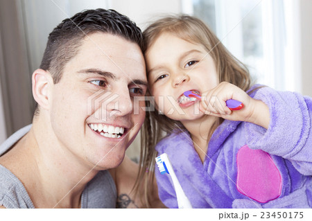 Father with his daughter to clean teeth in Father with his daughter to clean teeth in 23450175