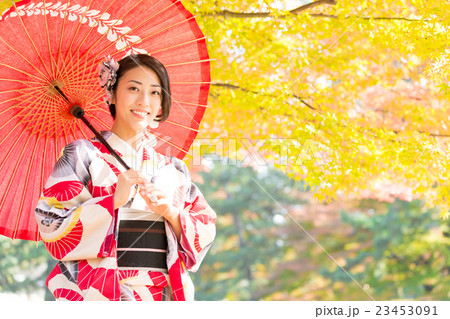 着物を着た女性　紅葉イメージ 23453091