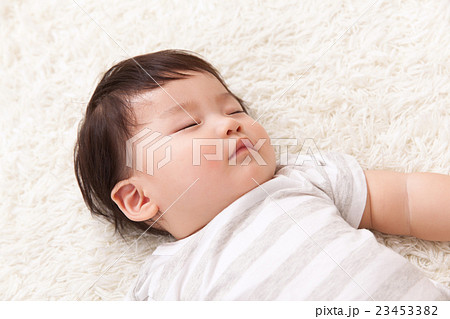 すやすや寝る赤ちゃんの写真素材
