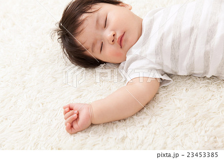 すやすや寝る赤ちゃんの写真素材