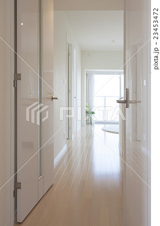 住宅 マンションの廊下 居室 洋室 イメージ バルコニー 明るい白い部屋 自然光の写真素材