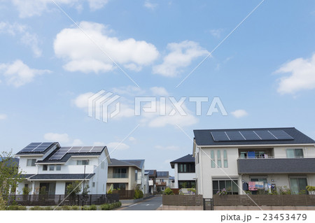 住宅 ソーラパネルを設置した分譲住宅街 イメージ 大空 電線地中化 住宅 ソーラパネルを設置した分譲住宅街 イメージ 大空 電線地中化 23453479