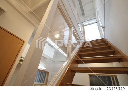 住宅　改築　リフォーム　完成イメージ　古いアパートをリノベーション　吹き抜け居室　ラフ塗装仕上げ 23453599