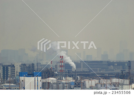 霞んだ工場地帯 23455506