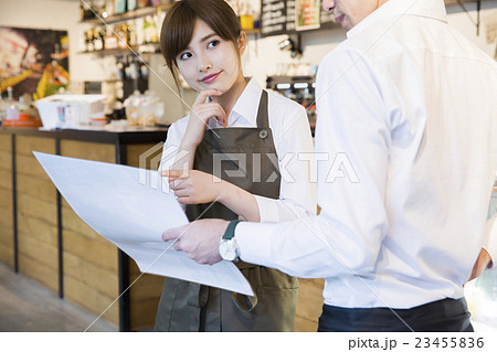 若い女性　撮影協力：TENOHA DAIKANYAMA 23455836