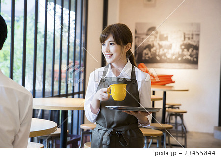 若い女性　撮影協力：TENOHA DAIKANYAMA 23455844