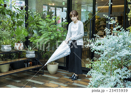 若い女性 撮影協力:TENOHA DAIKANYAMA 若い女性 撮影協力:TENOHA DAIKANYAMA 23455939