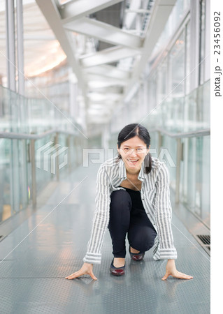 スタートする女性 スタートする女性 23456092