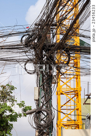 カンボジアのプノンペンの電線が混線した電柱 23456233