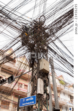 カンボジアのプノンペンの電線が混線した電柱 23456295
