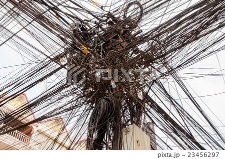 カンボジアのプノンペンの電線が混線した電柱 23456297