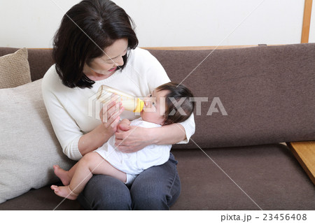 赤ちゃんにミルクをあげる女性 23456408
