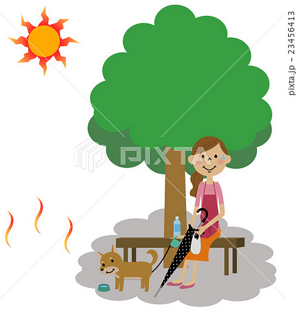 熱中症対策をする散歩中の女性 熱中症対策をする散歩中の女性 23456413