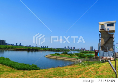 芝川水門付近 都市農業公園 から見た荒川上流の風景の写真素材