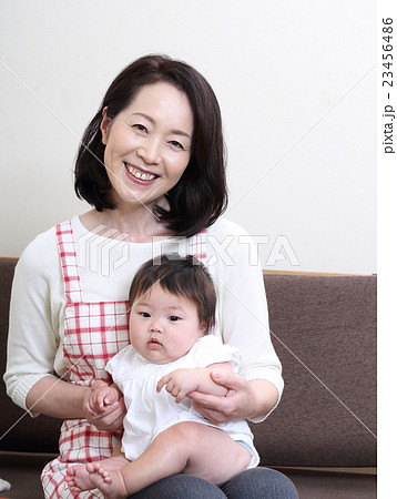赤ちゃんと女性 23456486