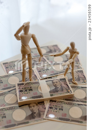 札束を持った人 23456599