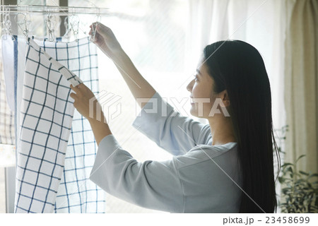 休日に洗濯物を干す女性 23458699