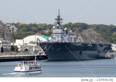 護衛艦いずもと軍港めぐりの船_1 23459136