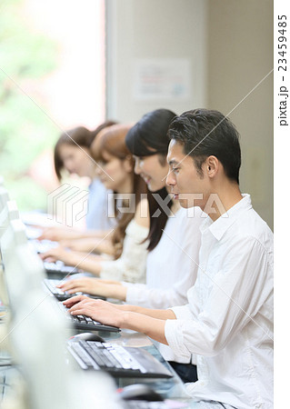 大学生・専門学生 就活 ネットカフェ イメージ 大学生・専門学生 就活 ネットカフェ イメージ 23459485