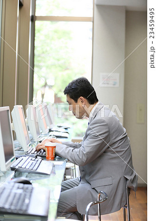ビジネスマン インターネットカフェ イメージ ビジネスマン インターネットカフェ イメージ 23459495
