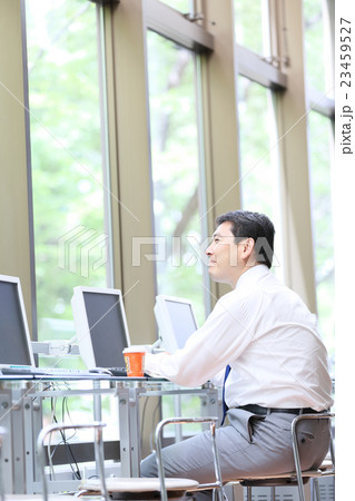 ビジネスマン　インターネットカフェ　イメージ　 23459527