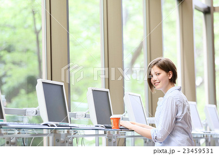 大学生・専門学生 就活 ネットカフェ イメージ  大学生・専門学生 就活 ネットカフェ イメージ  23459531