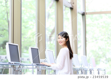 大学生・専門学生　就活　ネットカフェ　イメージ　 23459539