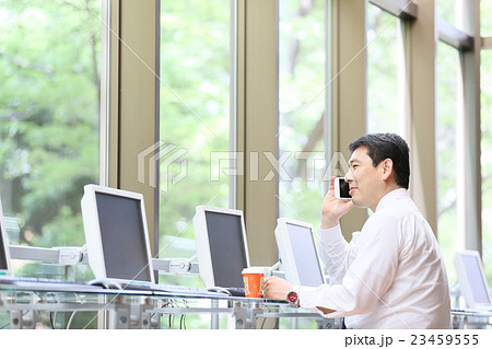 ビジネスマン インターネットカフェ イメージ ビジネスマン インターネットカフェ イメージ 23459555