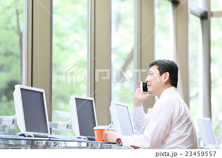 ビジネスマン インターネットカフェ イメージ ビジネスマン インターネットカフェ イメージ 23459557