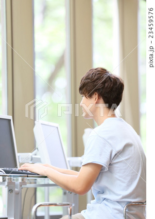 大学生・専門学生 就活 ネットカフェ イメージ 大学生・専門学生 就活 ネットカフェ イメージ 23459576