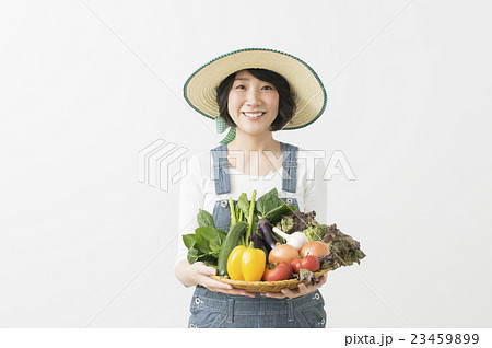 産地直送新鮮野菜　野菜を持つ女性 23459899