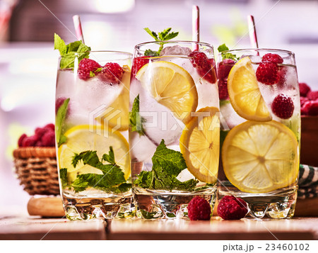 On wooden boards is glasses with raspberry mohito 23460102