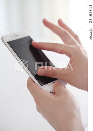 スマホと手 23465311