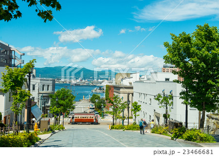 風景画 水彩画 路面電車と海の景色　ちょっと前の函館八幡坂　F10号サイズ 八幡坂」 by 中村和美｜Artmeter｜暮らしを彩るアートが、きっと